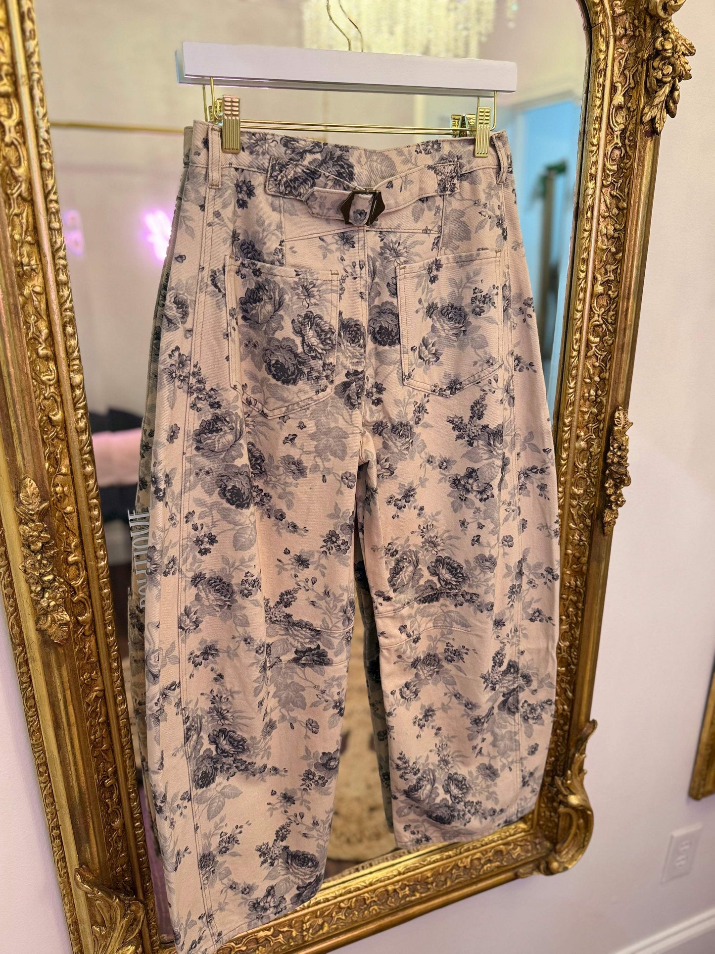 Back Buckle Rose Printed Barrel Jean