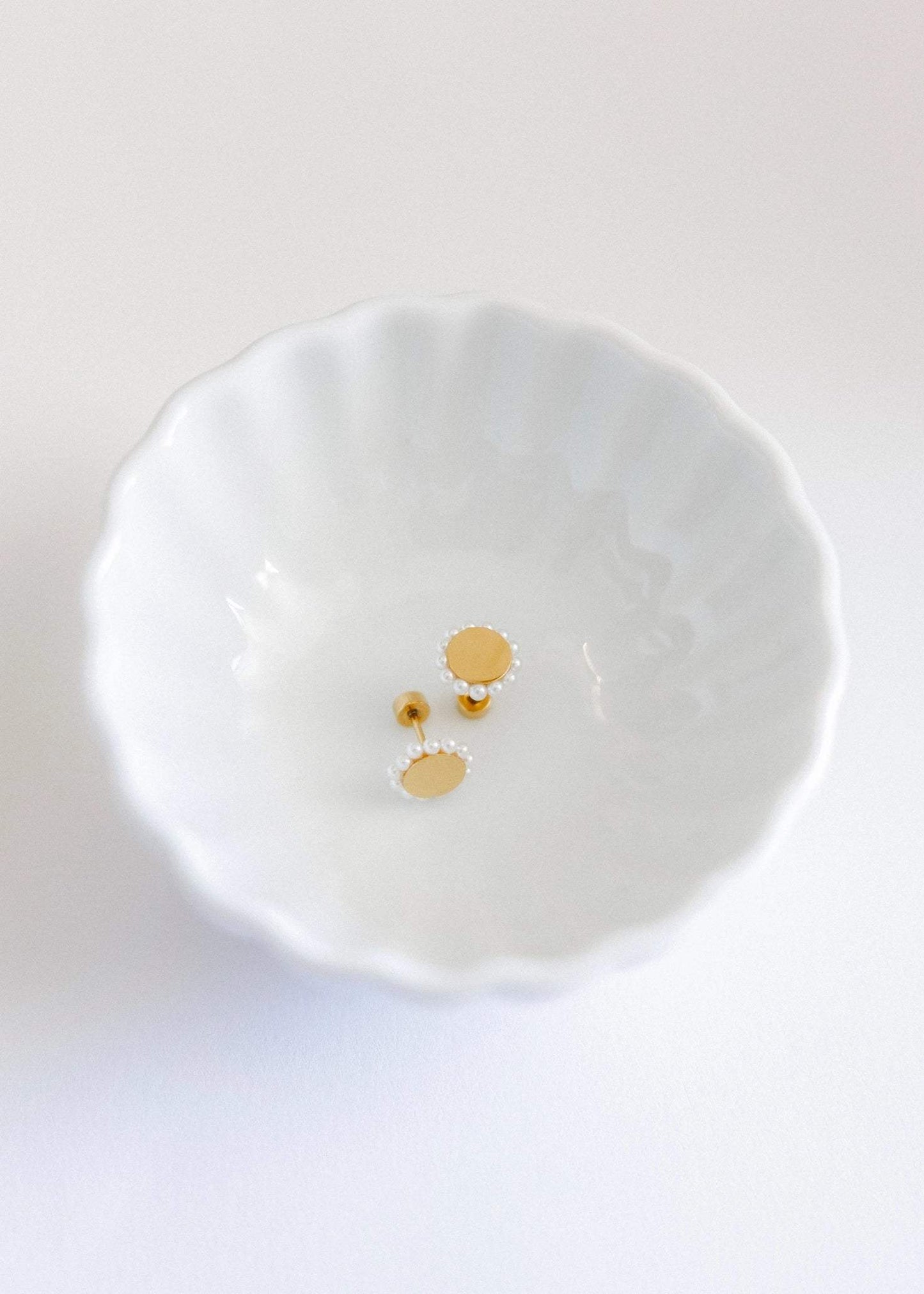 Alice Pearl Screwback Stud Earrings