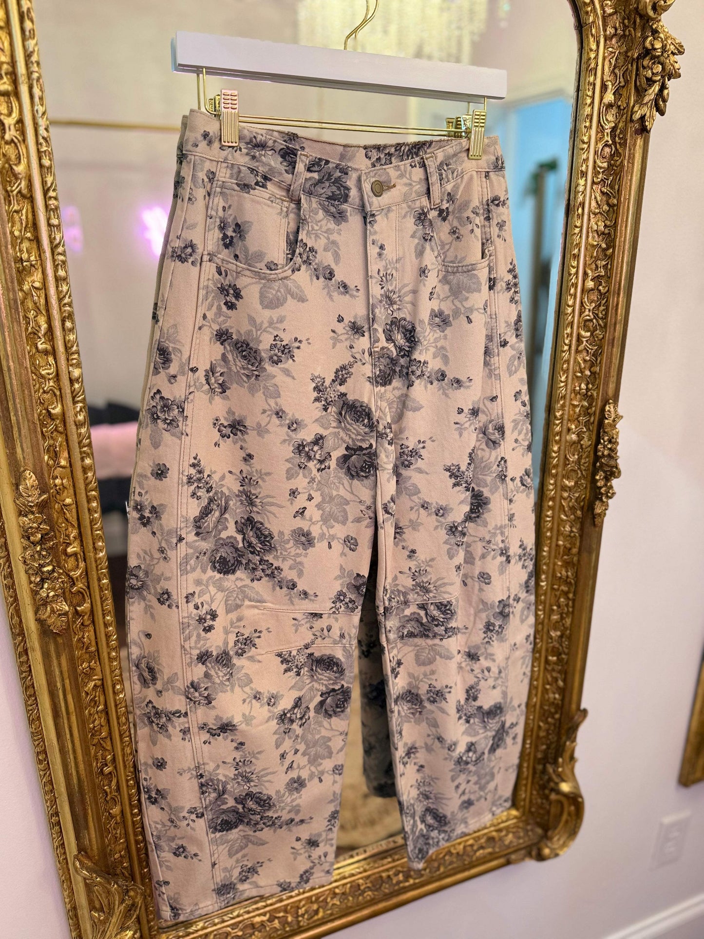 Back Buckle Rose Printed Barrel Jean