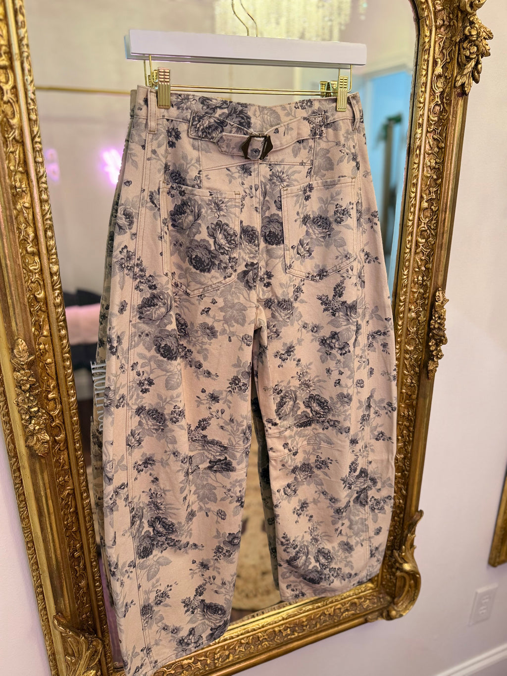 Back Buckle Rose Printed Barrel Jean