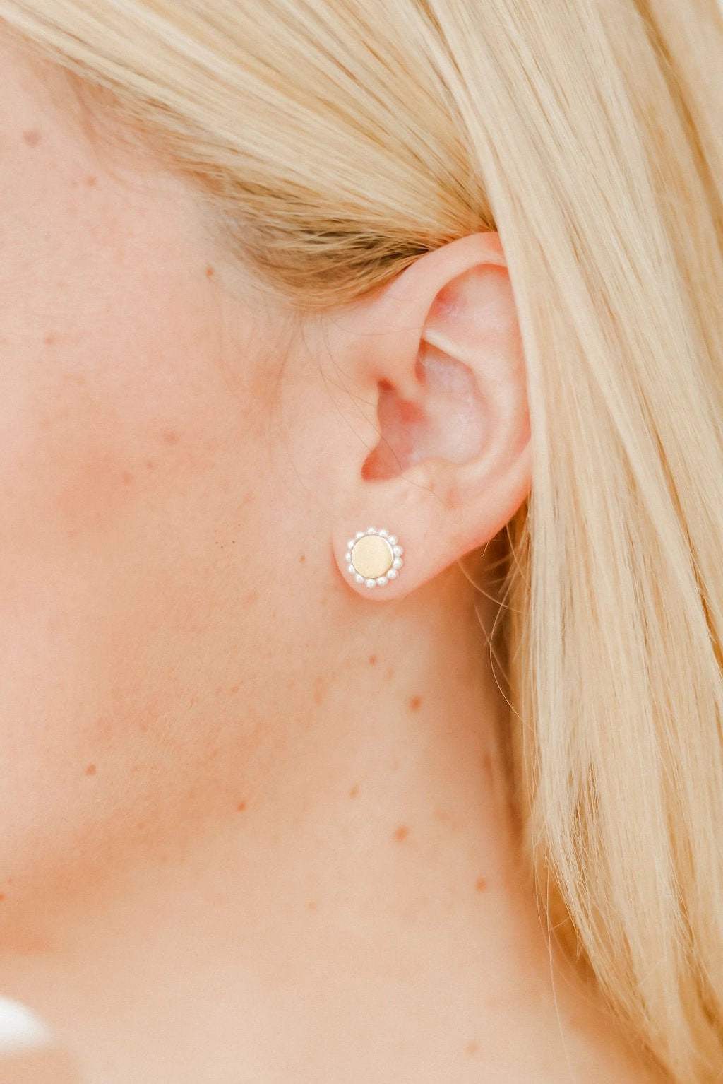 Alice Pearl Screwback Stud Earrings